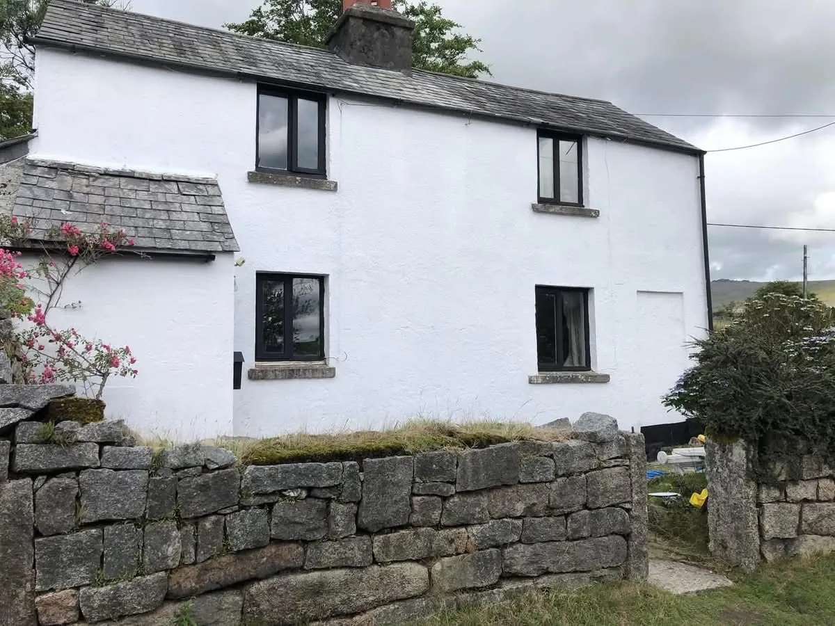 Render repair and exterior repaint of a cottage in Bude